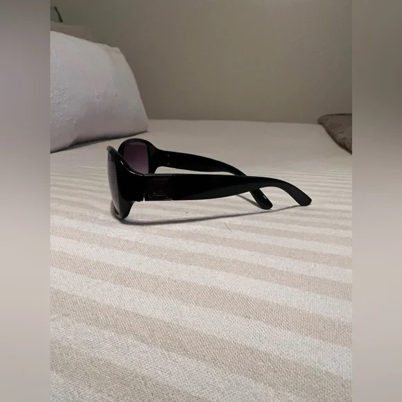 Excellent Used Condition | Liz Claiborne Women’s Sunglasses - Picture 4 of 7